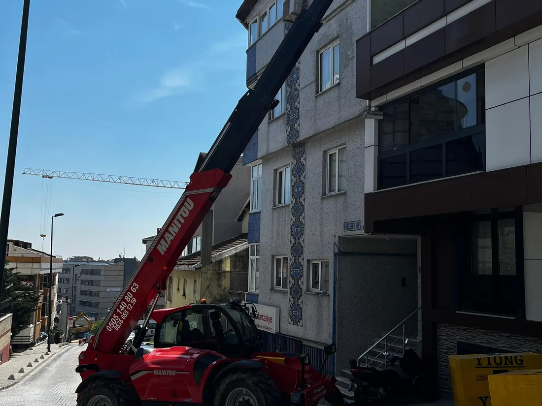 Gece çalışan kiralık Manitou, 7/24 acil teleskopik yükleyici hizmeti