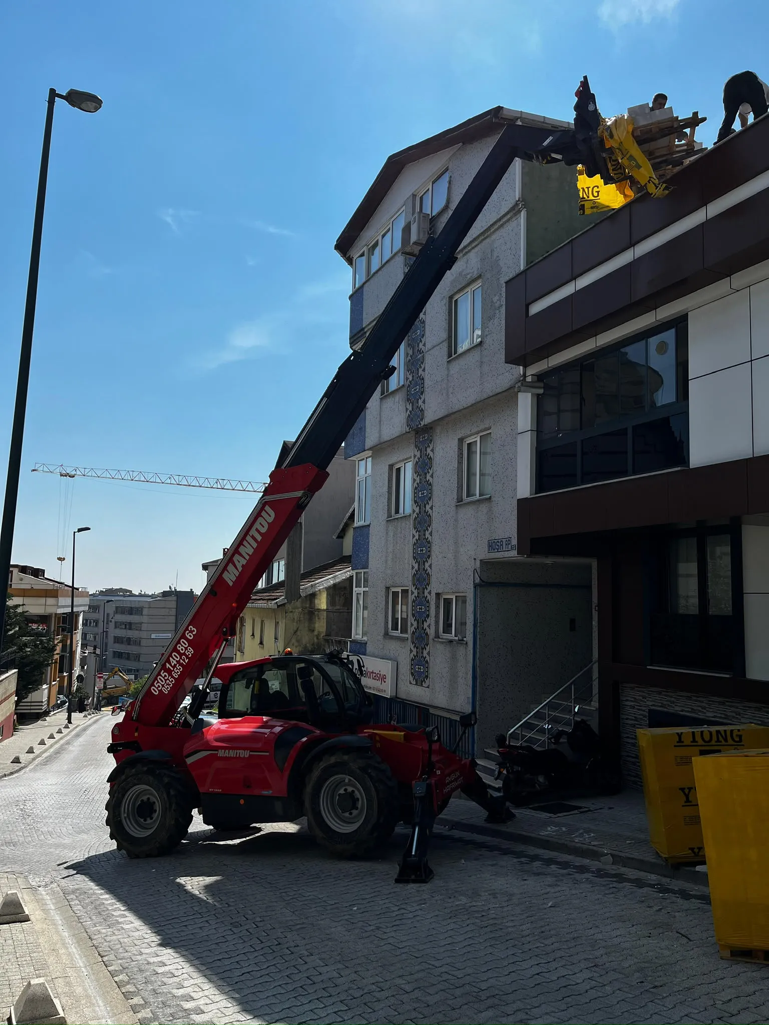 Gece çalışan kiralık Manitou, 7/24 acil teleskopik yükleyici hizmeti