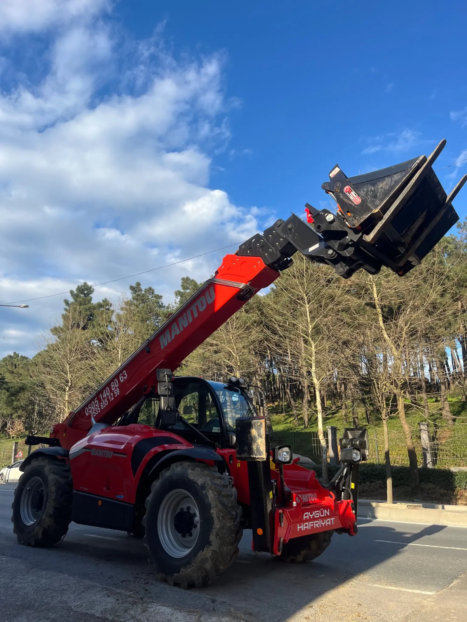 Kovası kaldırılmış kiralık Manitou MT serisi teleskopik yükleyici