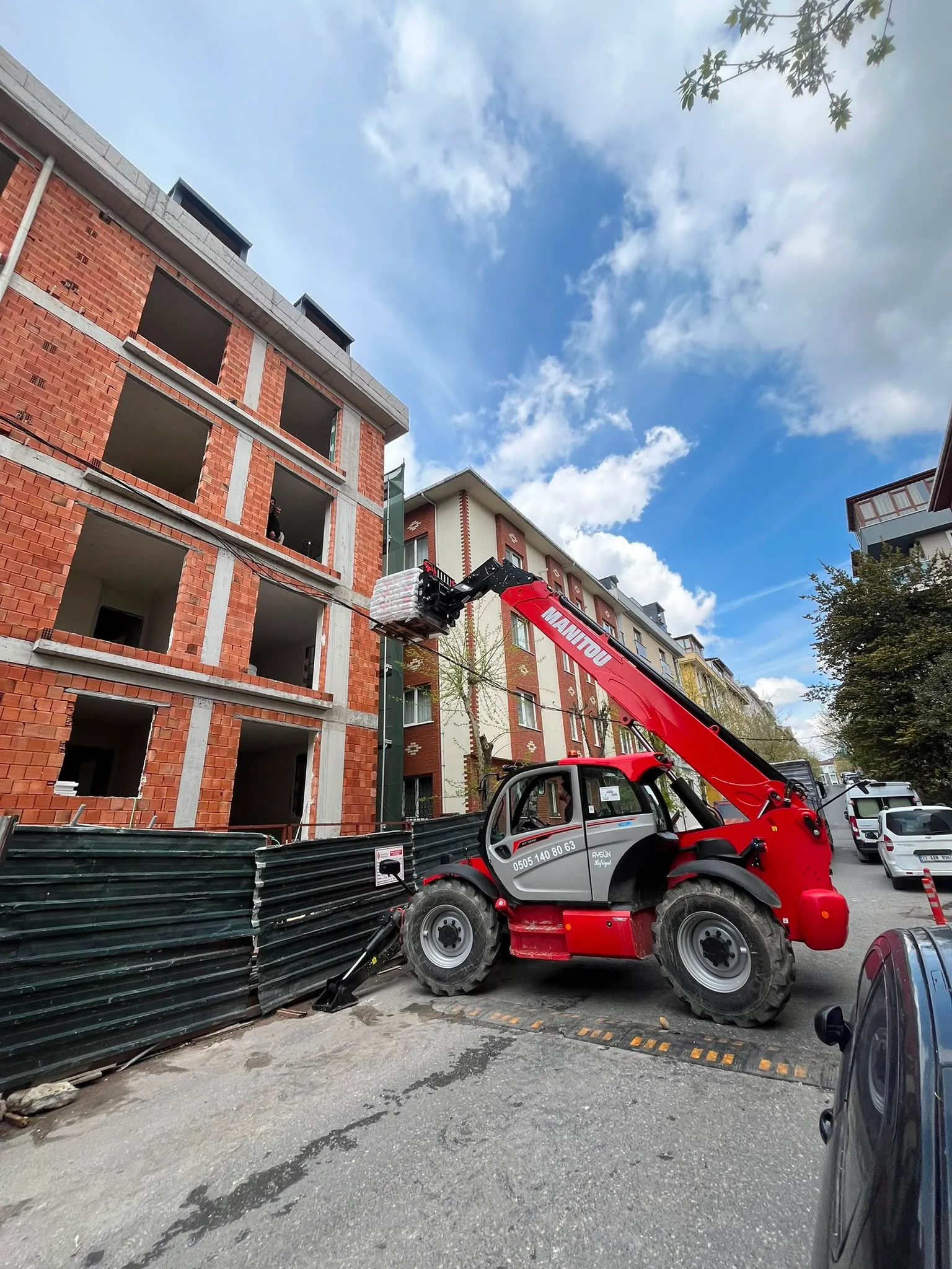 İskele ve cephe mantolama işinde kiralık Manitou teleskopik yükleyici