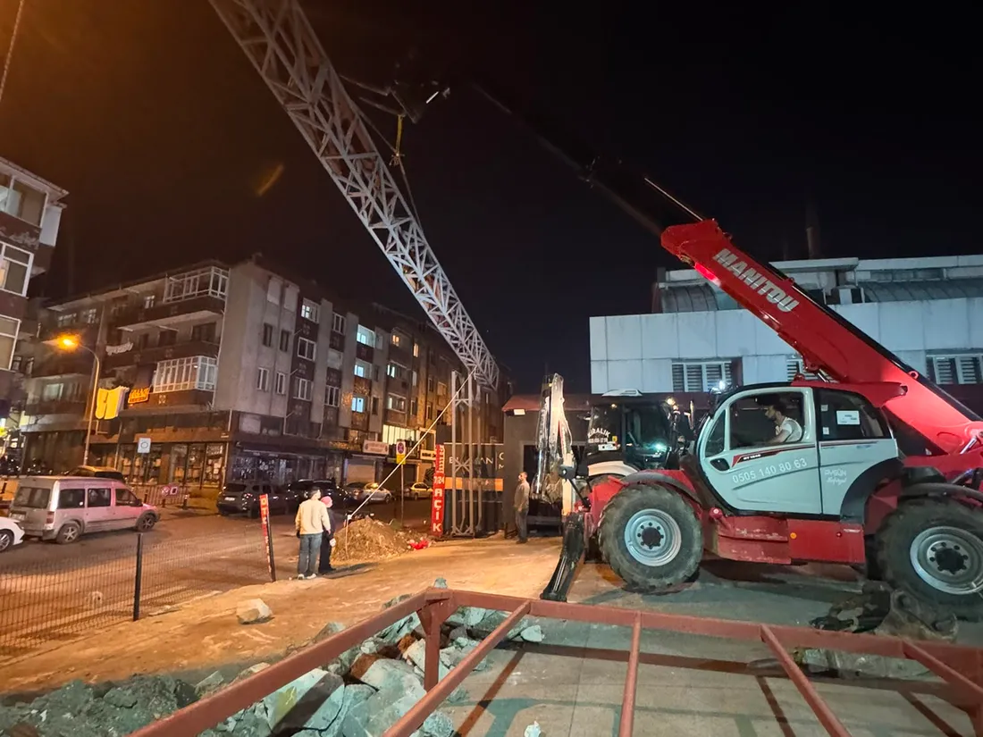 Manitou teleskopik yükleyici palet halinde malzemeyi üst kata kaldırırken