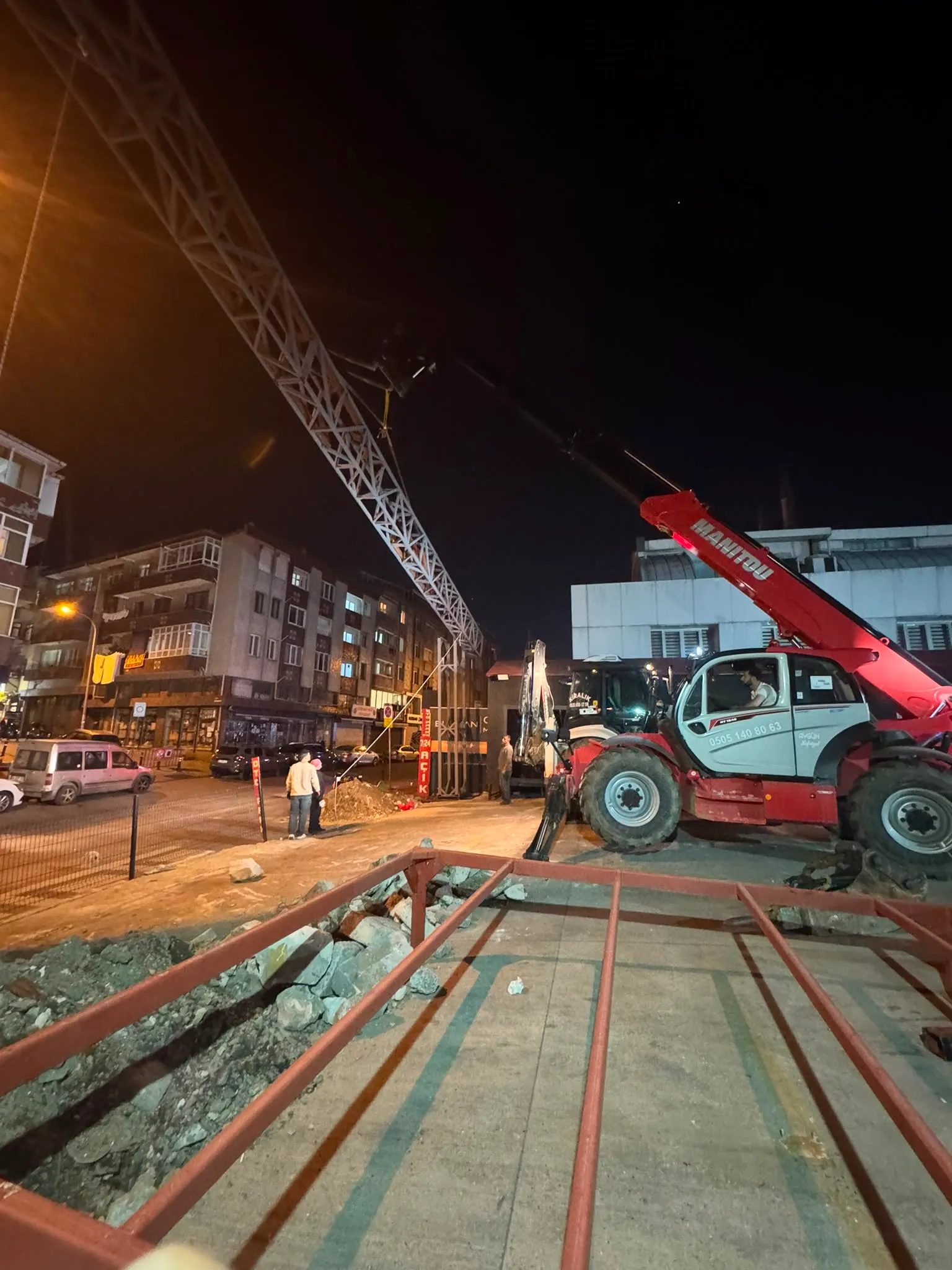 Manitou teleskopik yükleyici palet halinde malzemeyi üst kata kaldırırken