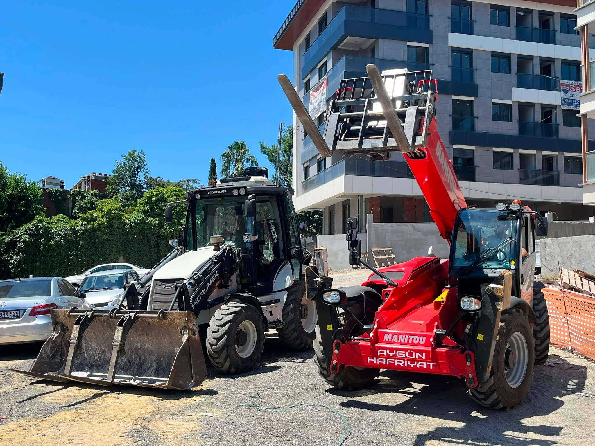 Personel sepeti takılı Manitou ile yüksekte çalışma platformu kiralama