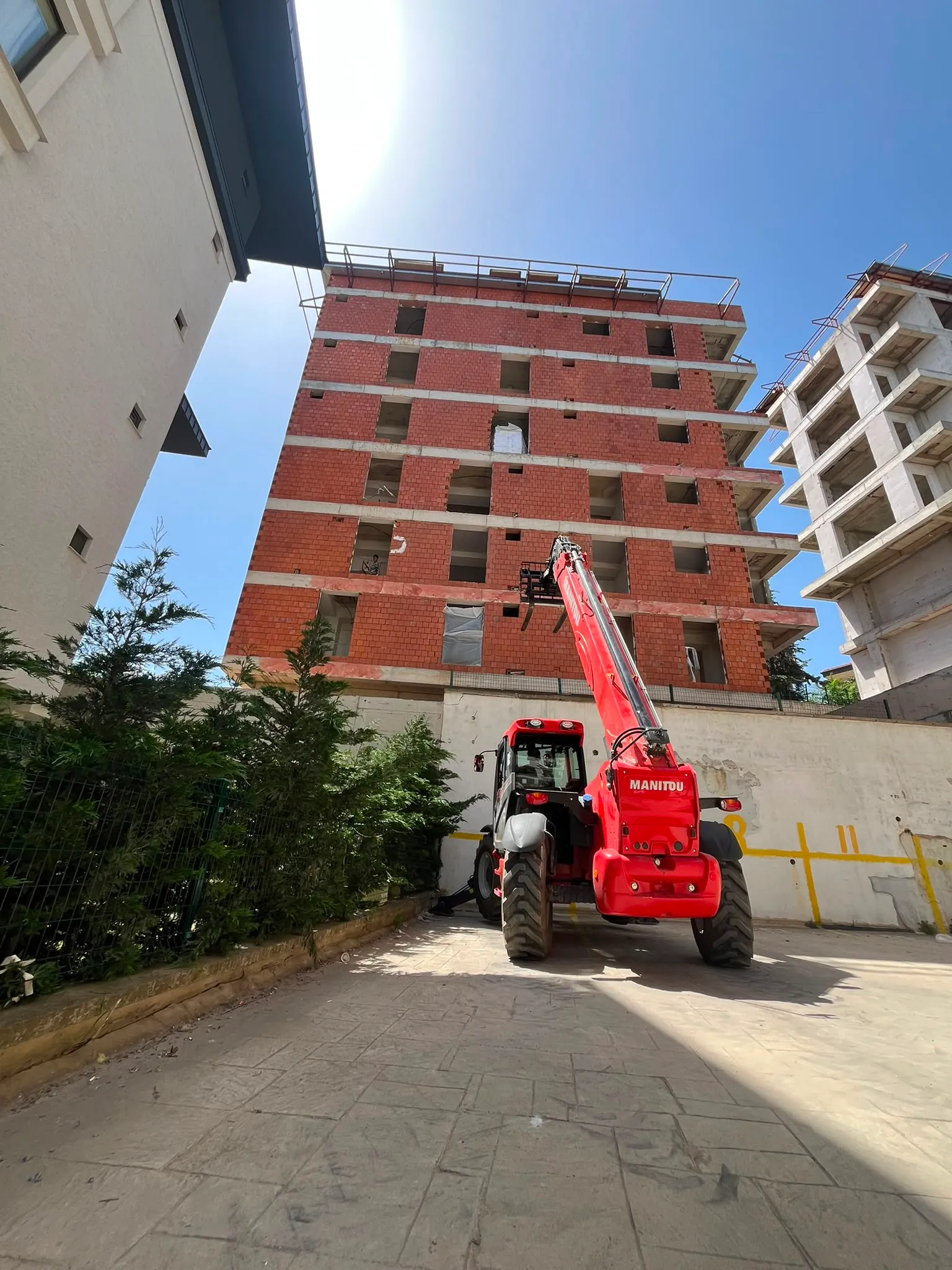 Manitou ile YTONG ve tuğlayı çatıya taşıyan teleskopik yükleyici, Anadolu Yakası